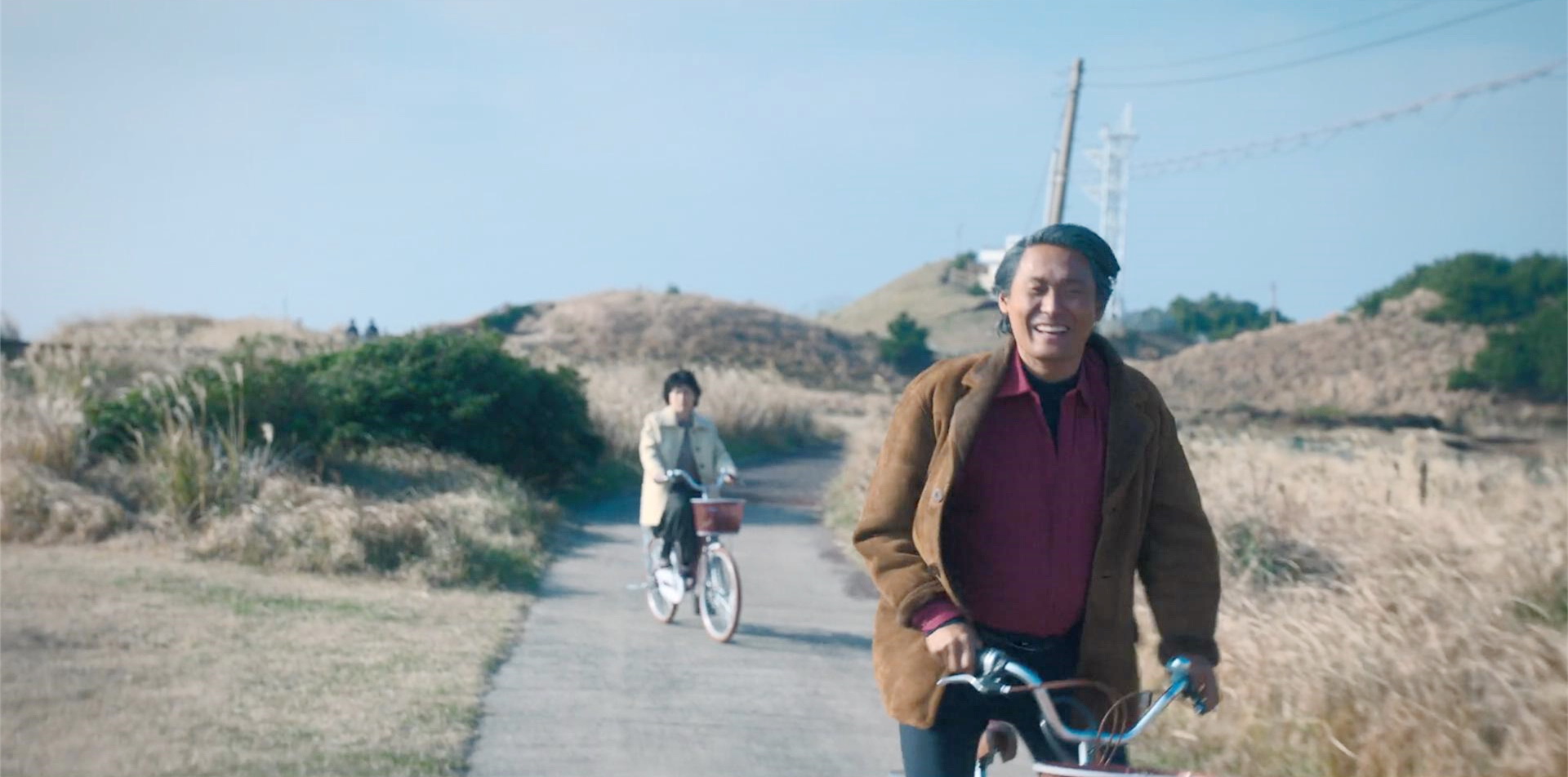 夫商吉和妻子骑车