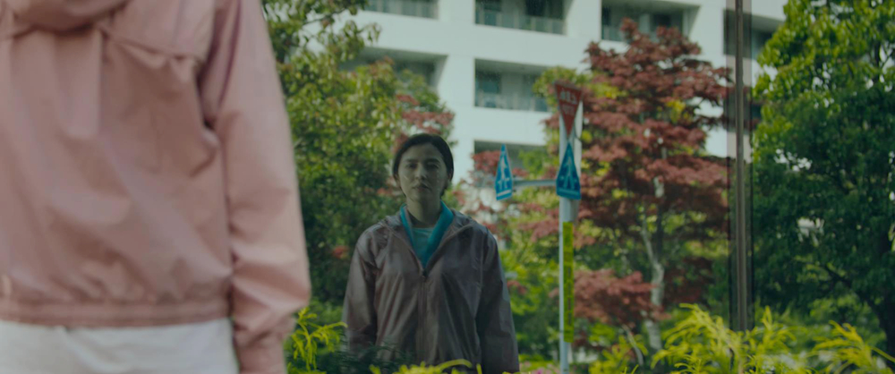 弥生透过反光看自己
