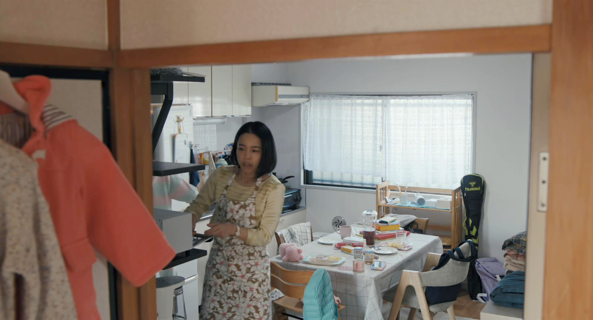 松本母女家内景