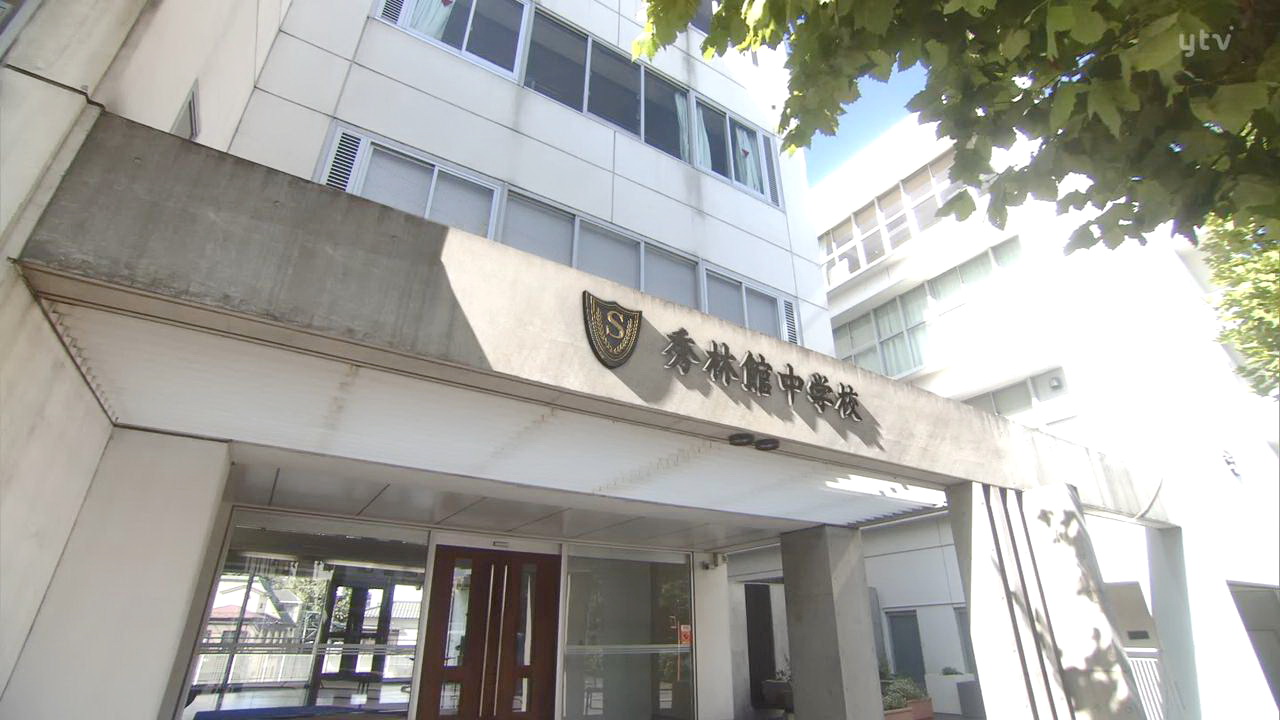 春海的中学校门操场