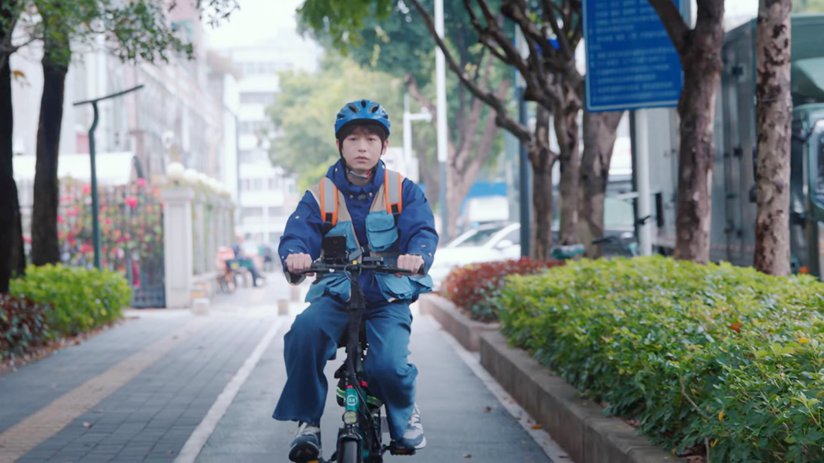 裴谦林晚散步