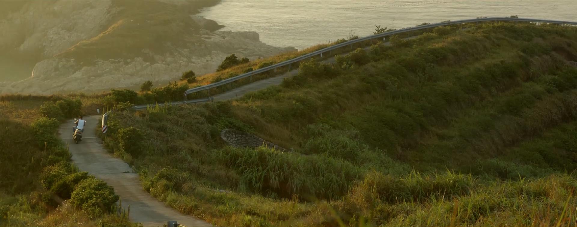 胡生骑电动车的环岛公路