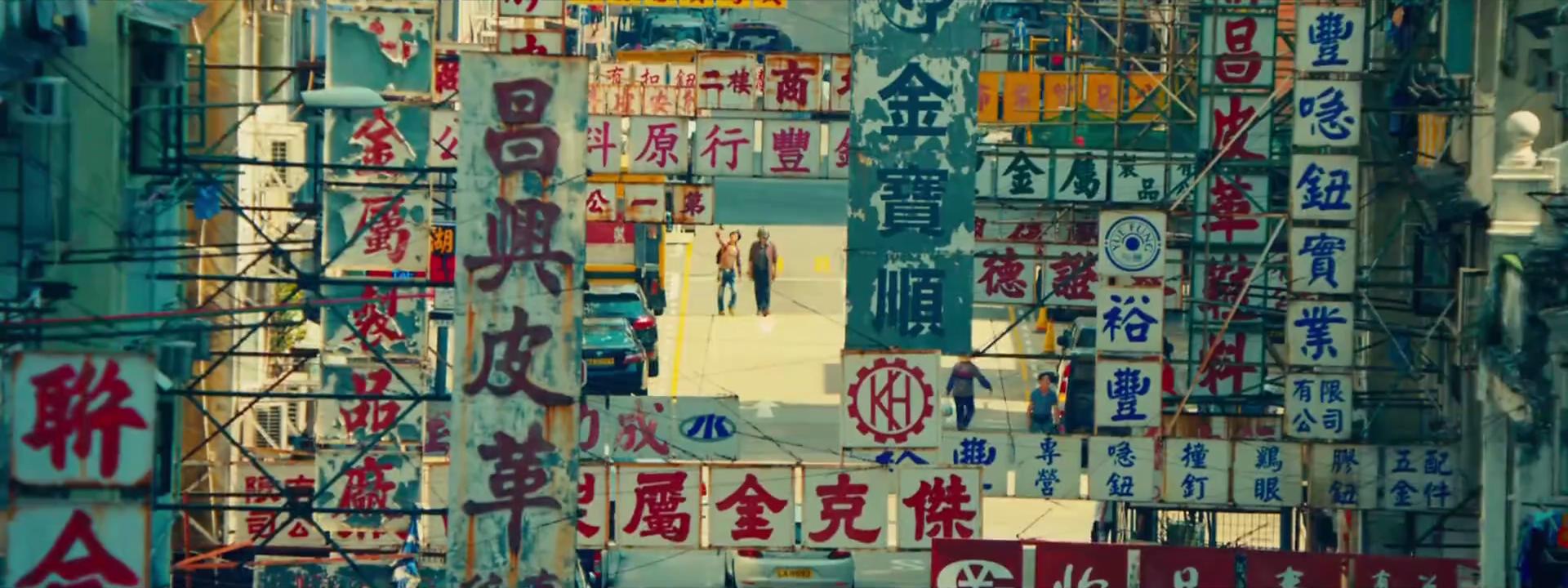 广告牌围绕的街头