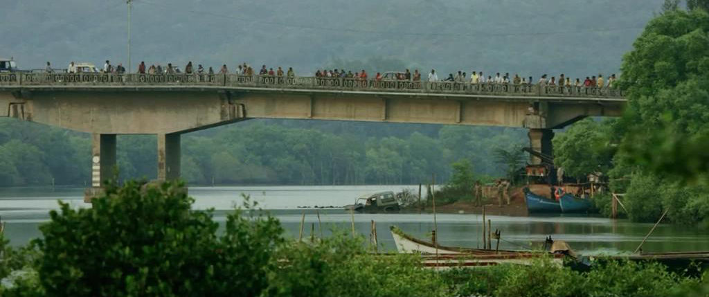 车子坠河