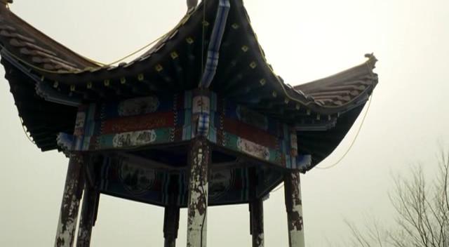 城市高处的破败凉亭