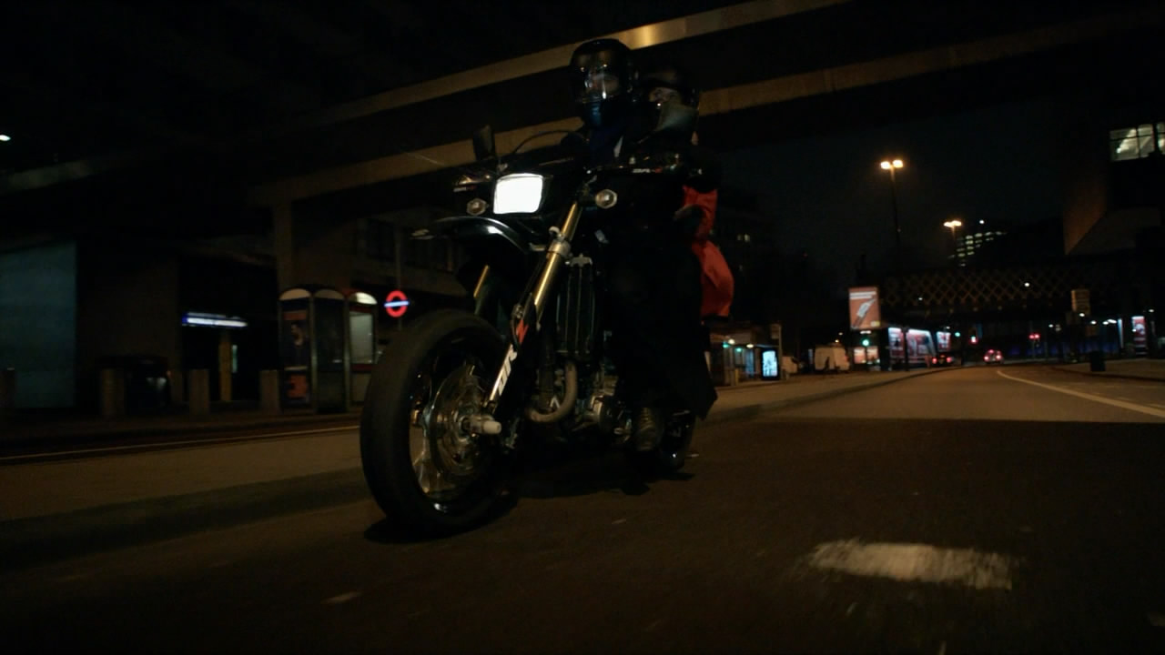 骑摩托车救华生
